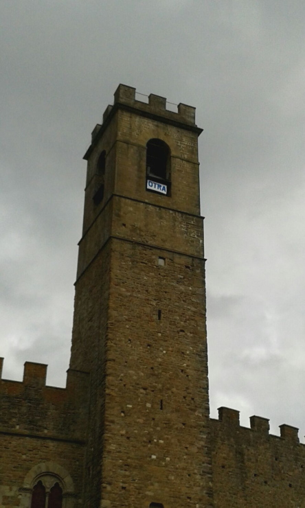 stendardo di OTRA sulla torre.jpg